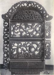 Utskåret fronten på et ant. skap. Nå på Kunstindustrimuseet 