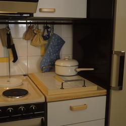 Kokekrok med oppheng for kjøkkenredskaper m.m. på kjøkken i 