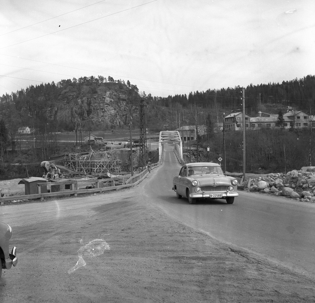 Bil og bro på Riksvei 50 ved Bommestadbrua i Vestfold. Fotografert 4. mai 1958. Bilen er en Vedette Versaille(1955-57).