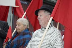 1.mai 2006 på Norsk Folkemuseum. Demonstranter med røde fane