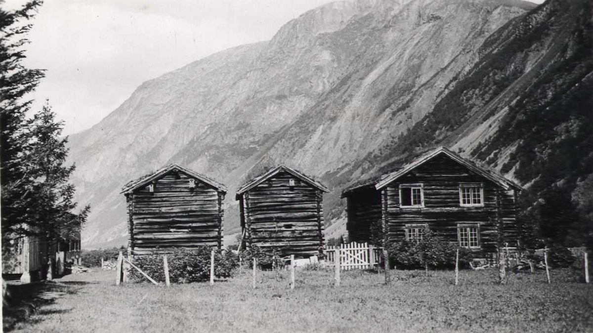Gårdstun, Hjellmoen, Sunndal, Møre og Romsdal. Fotografert 1937.