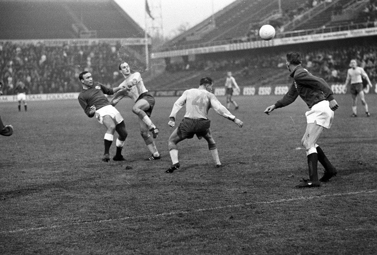 Serie bilder av Norge-Sverige landskamp i fotball 1967 ...