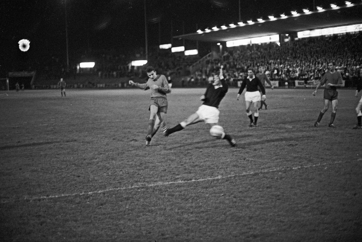 Serie. Fotballkamp mellom Skeid og Frigg på Bislett, Oslo. Fotografert 12. sept. 1967.
