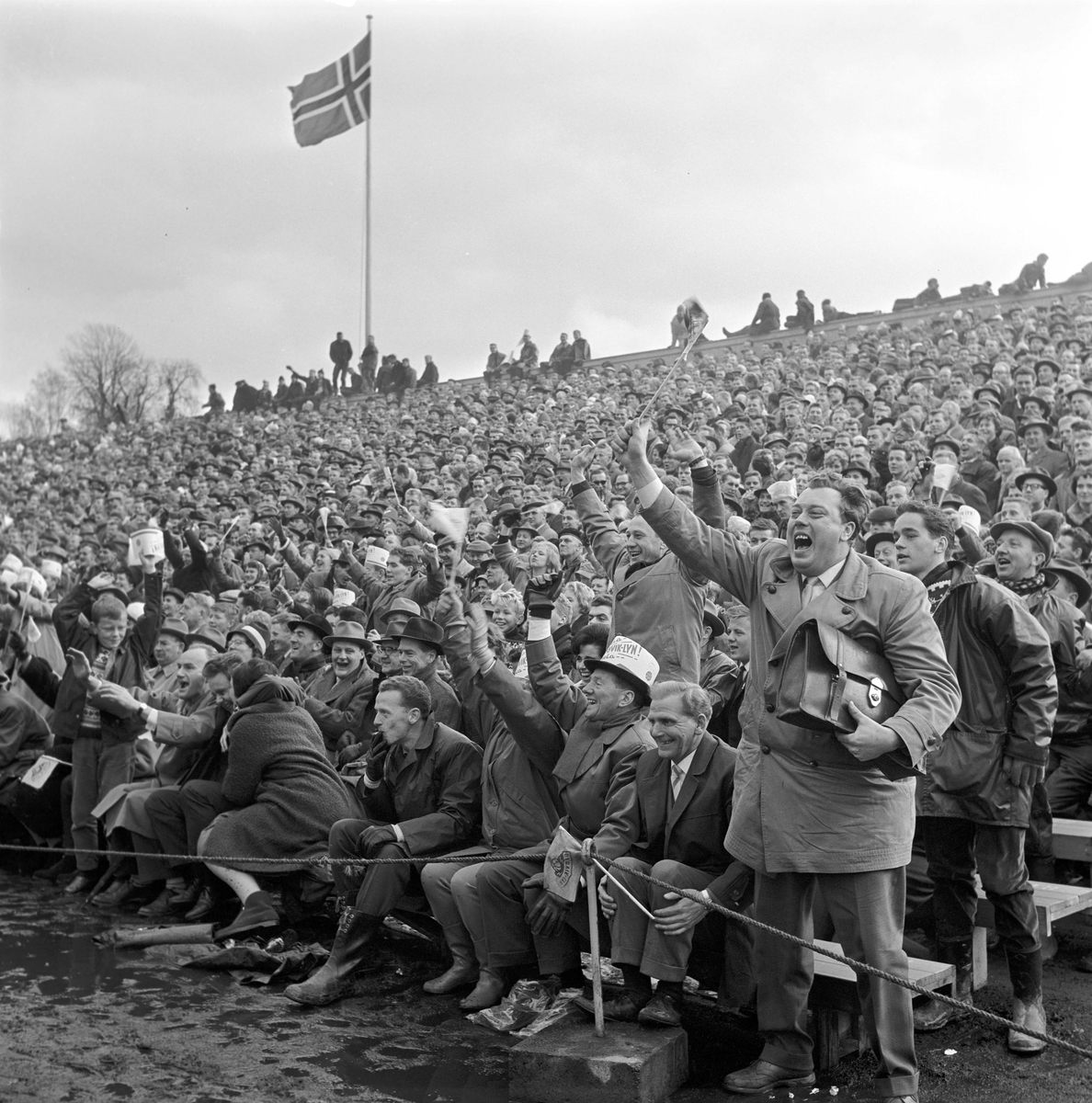 Serie. Fotballfinale mellom Gjøvik-Lyn (i hvitt) og Vard. Fotografert 1962.