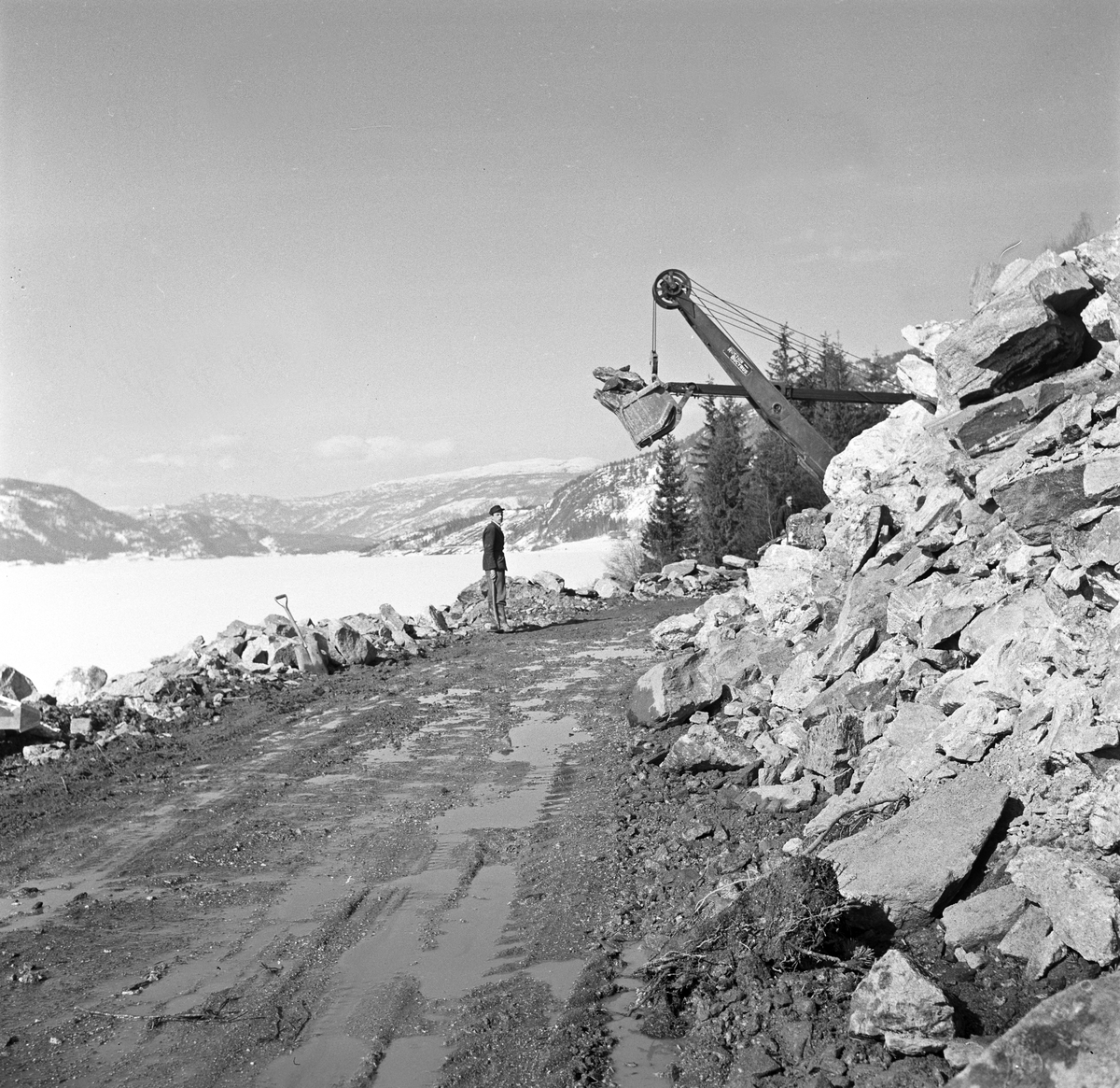 Serie. Veireportasje langs Hallingdalsveien. Fotografert 25. mars 1960.