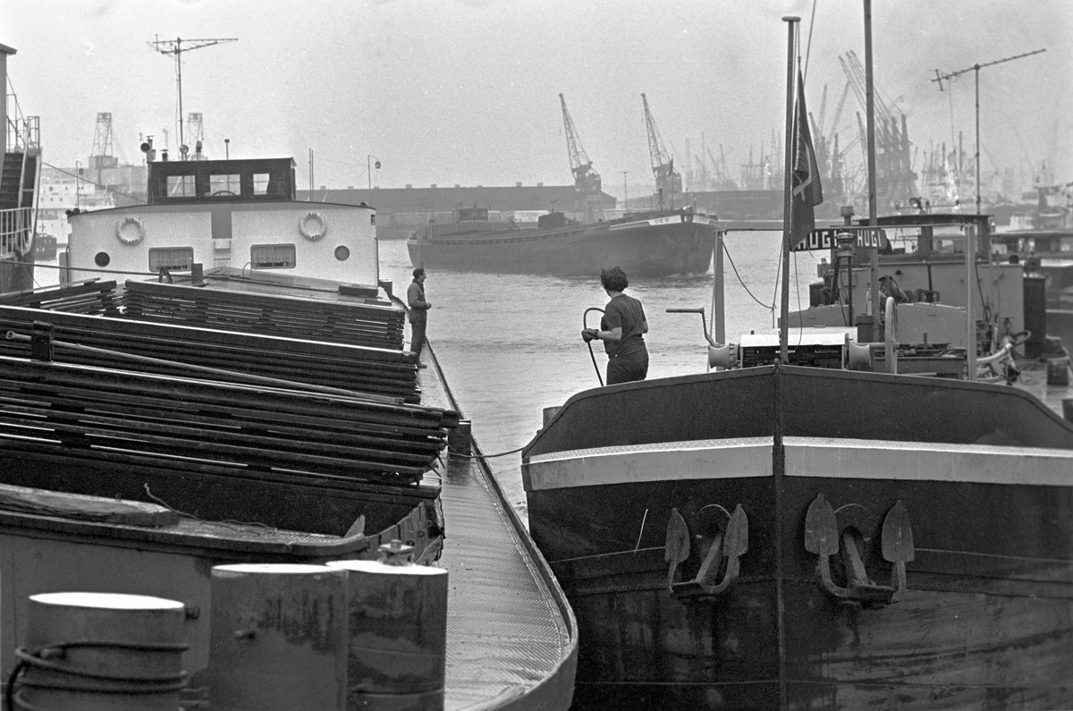 Serie. Havnekneiper, havneområde, sluser og lektere, Antwerpen, Belgia
Fotografert 1965.

