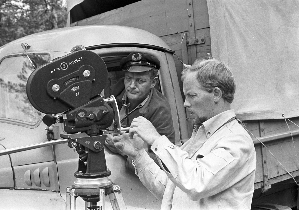 Serie. Norsk films innspilling av Arne Skouens film "Reisen til havet", Valldal ved Kragerø. Fotografert juli 1966.
