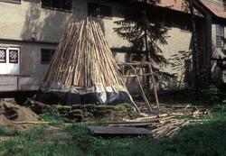 Serie bilder av bygging av sørsamisk gamme på Bygdøy i 1992.