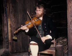 Det spilles for gjestene, mens de venter på brudeparet.