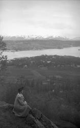 Utsikt over Tromsø fra Fløyfjellet. Dordi Arentz i forgrunne