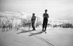 Bernt Jebsen og Kari Arentz på skitur nær Arentz-familiens f