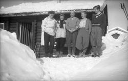 Påskegjester fotografert foran feriestedet Ligardshaug i Egg