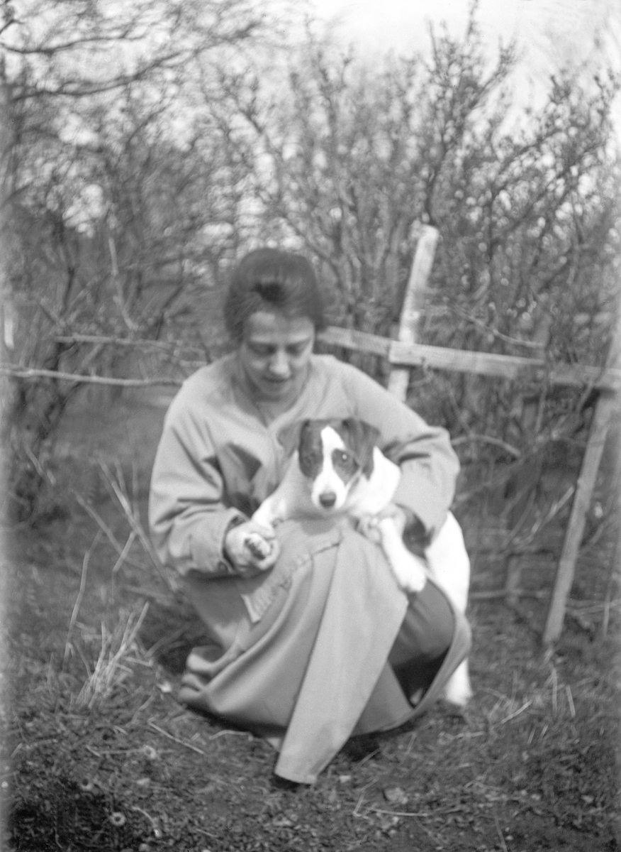 Lillian Bennett med hunden Bobby.