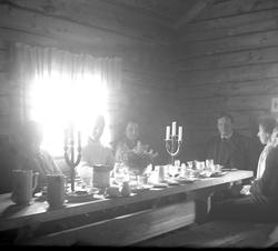 Ved frokostbordet i Fagerstua. Fotografert påsken 1921.