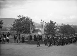Studentertog i Trondheim 1. september 1923. Tilskuere står l