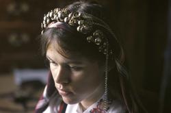 Brudepynting; Bø i Telemarke.
Malerullen er påsatt.