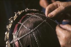 Brudepynting; Bø i Telemarke.
Malelekkja blir rutetredd.