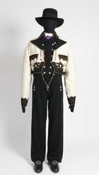 Serie med bilder av mannsdrakt, som er sendt til en utstilli