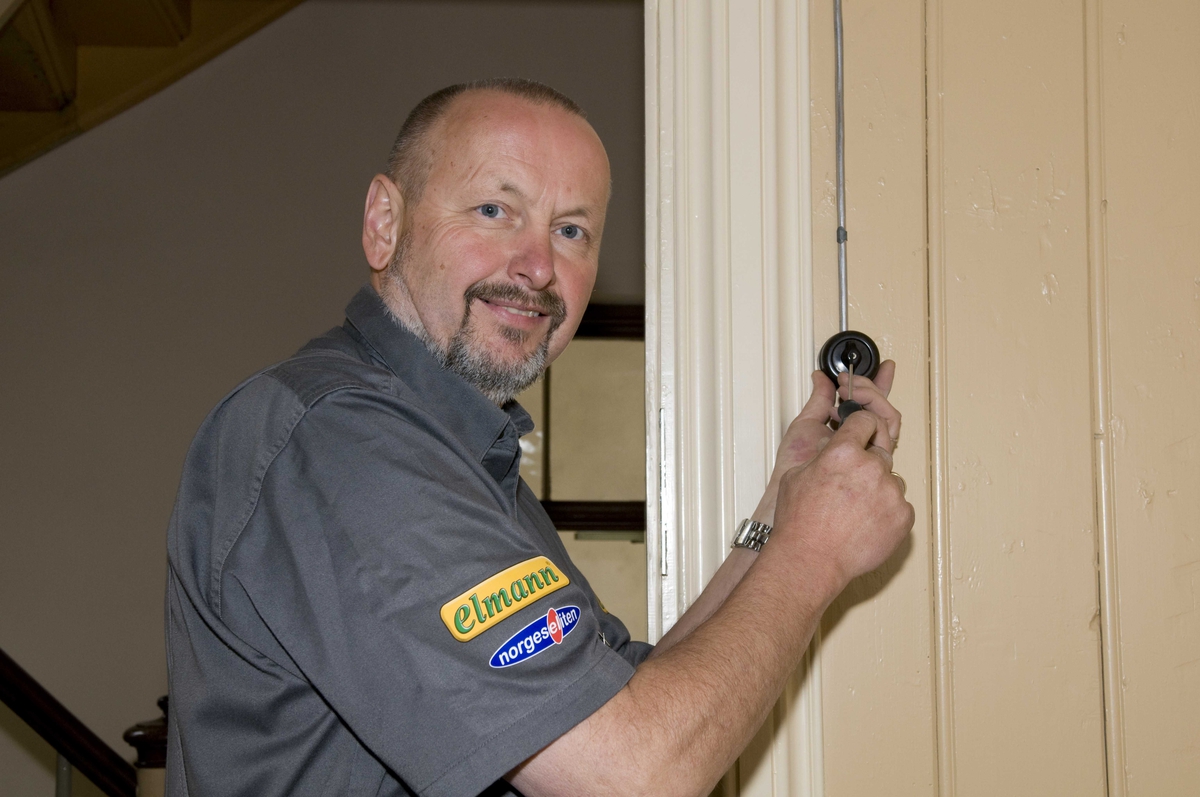 En serie bilder av elektriker i arbeide i Wessels gate 15.