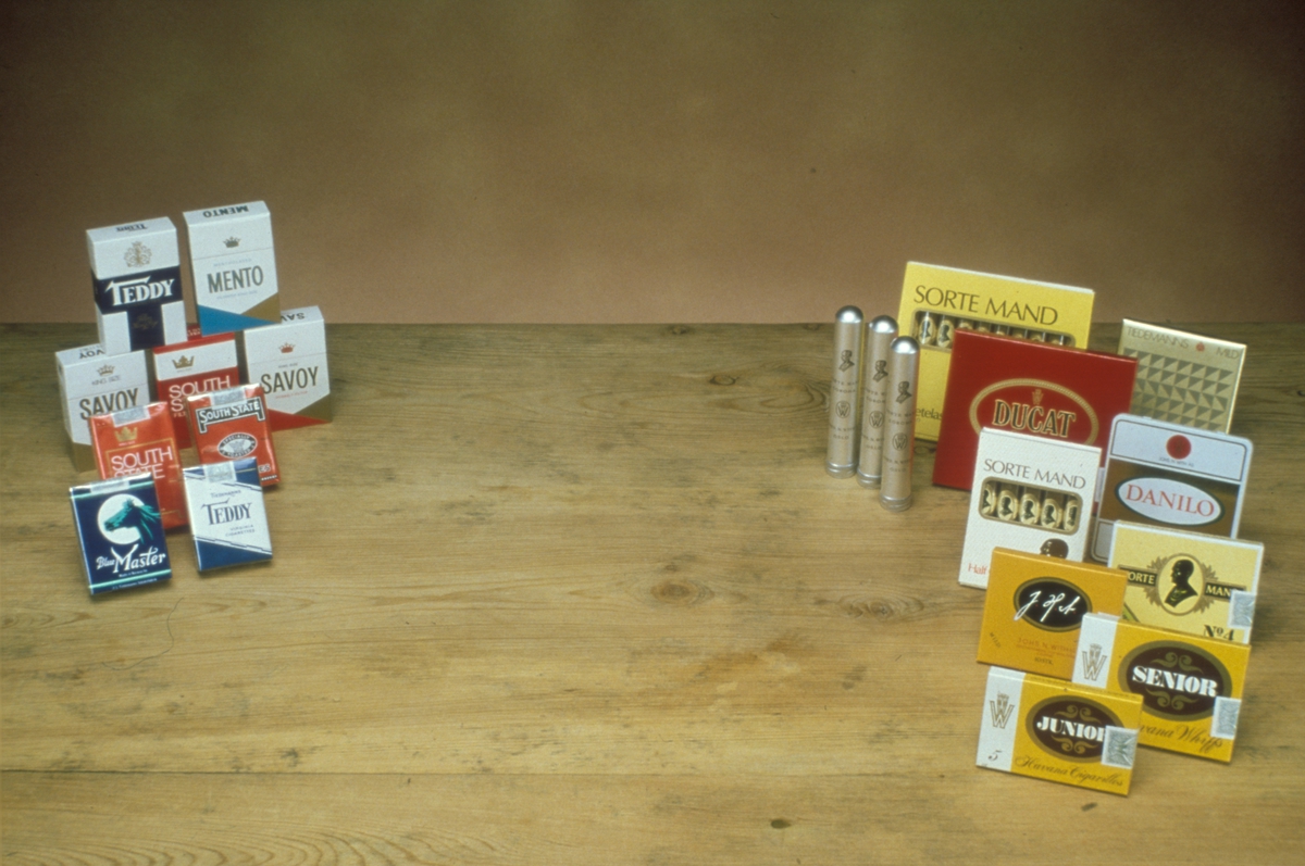 Reklamefoto av Tiedemanns ulike sigarmerker og sigarettmerker. Billedserie til Tiedemanns Gul Mix eksportprogram fra 1980.