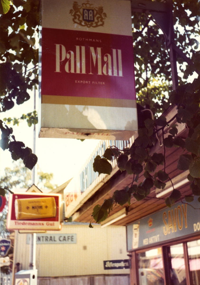 Skilt med reklame for Pall Mall sigaretter over kiosk.