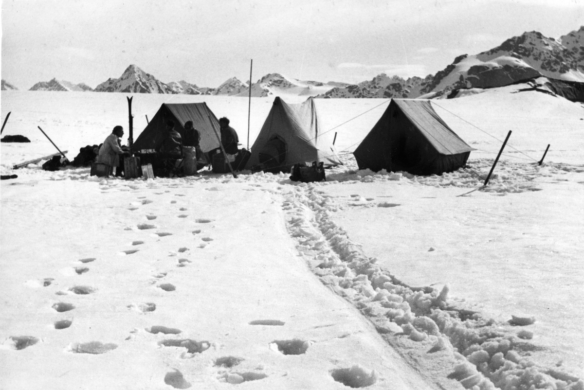 Den første leir. Den norsk-svenske Svalbardekspedisjonen 1934.