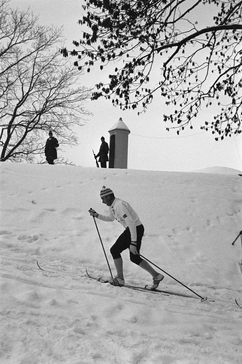 Skiløper I Løypa Rundt Akerhus Slott. Slottsrennet 1965 På Akershus 