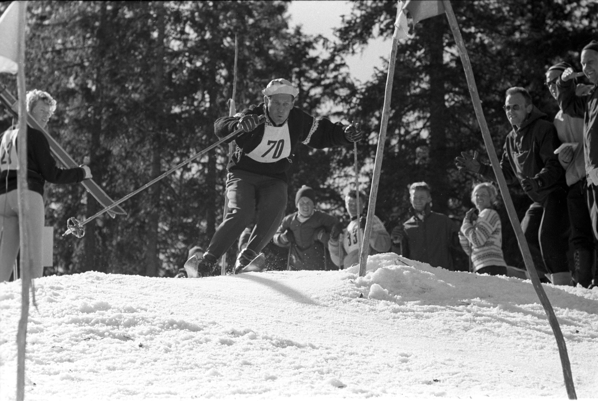 Christian Mohn med startnummer 70 i flott stil gjennom slalåmportene.  Blåveis-rennet, Kolsås 9. april 1961.  Fotografert av Johan Brun.