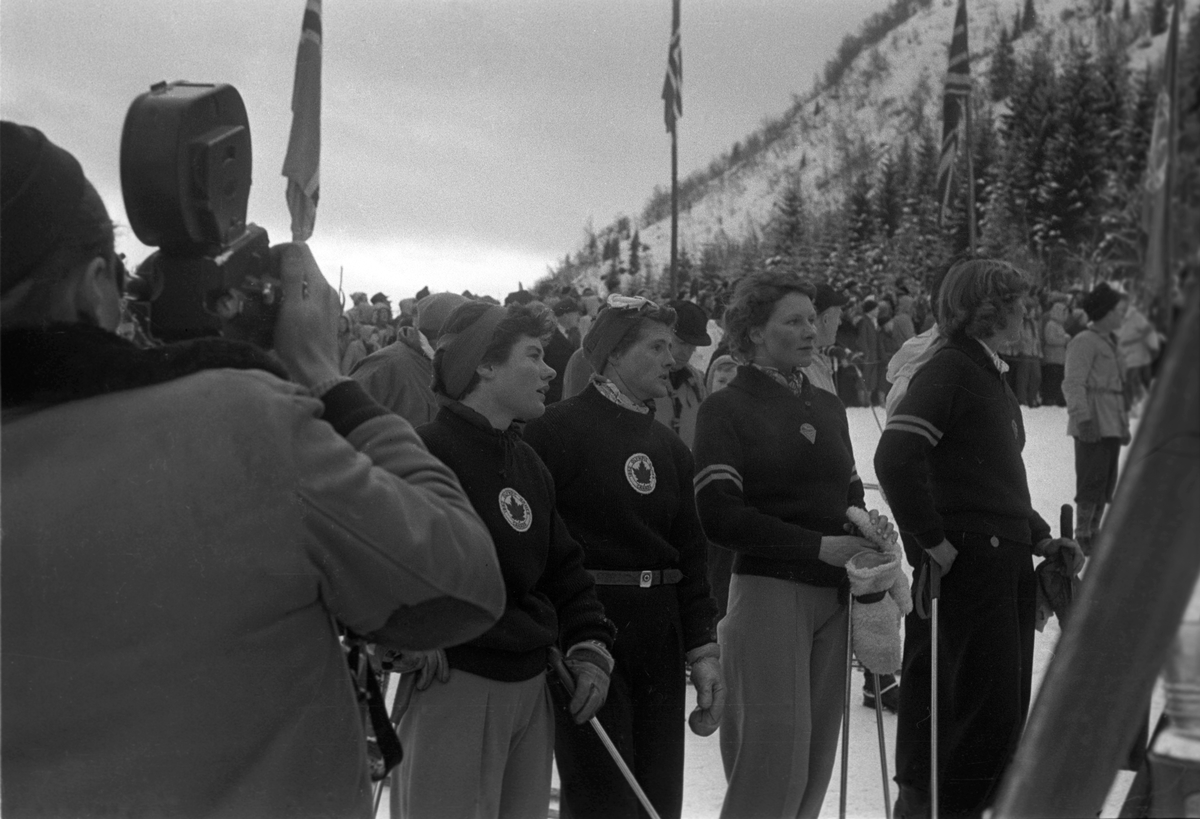 To canadiske alpinister blir filmet. Holmenkollrennene på Voss 1952. Fotograf Dagbladet