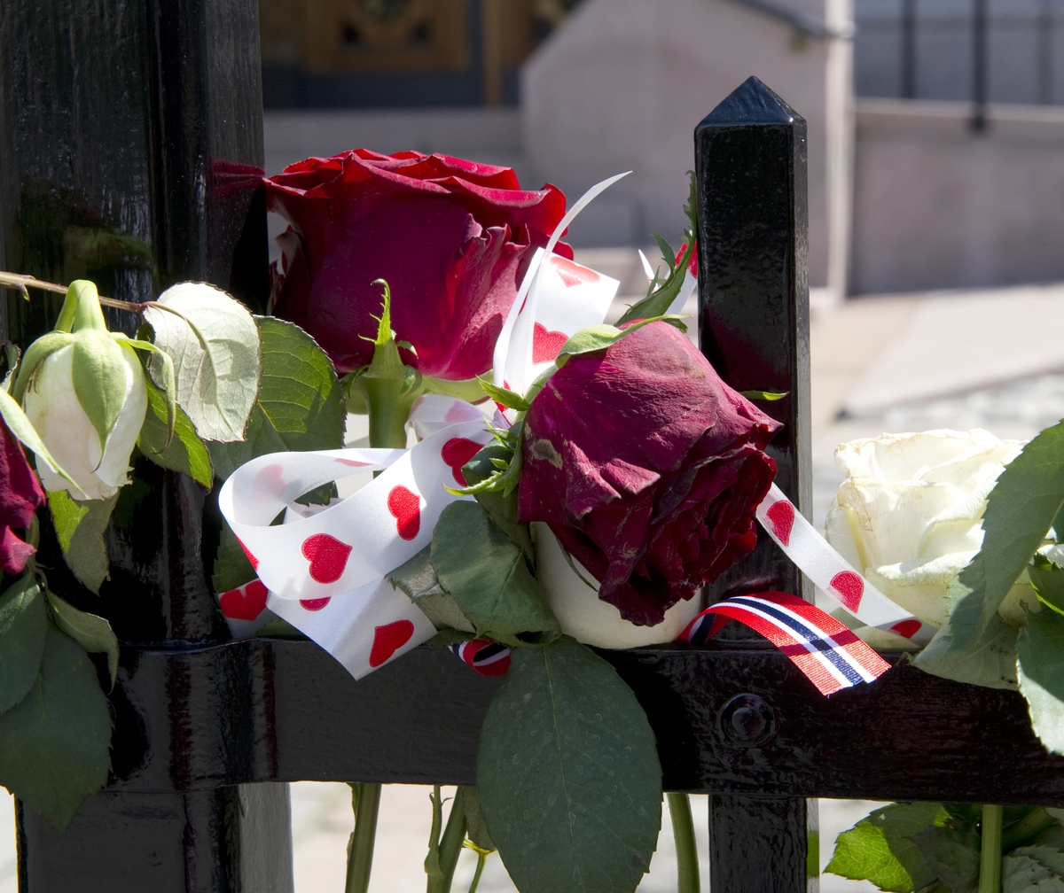 Utenfor Stortinget. Blomster og kondolanser lagt ned i Oslo sentrum i forbindelse med ettårsdagen for terrorhandlingene i Oslo og på Utøya.