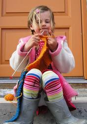 Fem år gamle Margit med sitt første strikketøy - et skjerf h