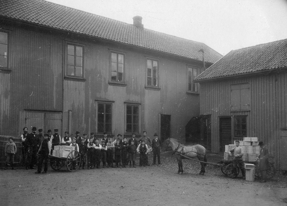 Fabrikkarbeidere utenfor T.M Nielsen & Søns Tobaksfabrik som senere ble kjøpt av Tiedemann.