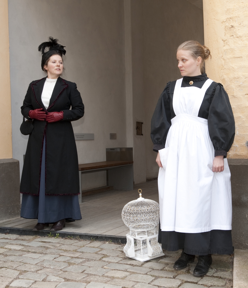 Vandreteateret "Kvinner i hundre!" ble vist på friluftsmuseet på Norsk folkemuseum april-juni 2013, i forbindelse med stemmerettsjubileet.  På bildet står skuespillerne Kjersti og Miriam Morland utenfor OBOS-gården.