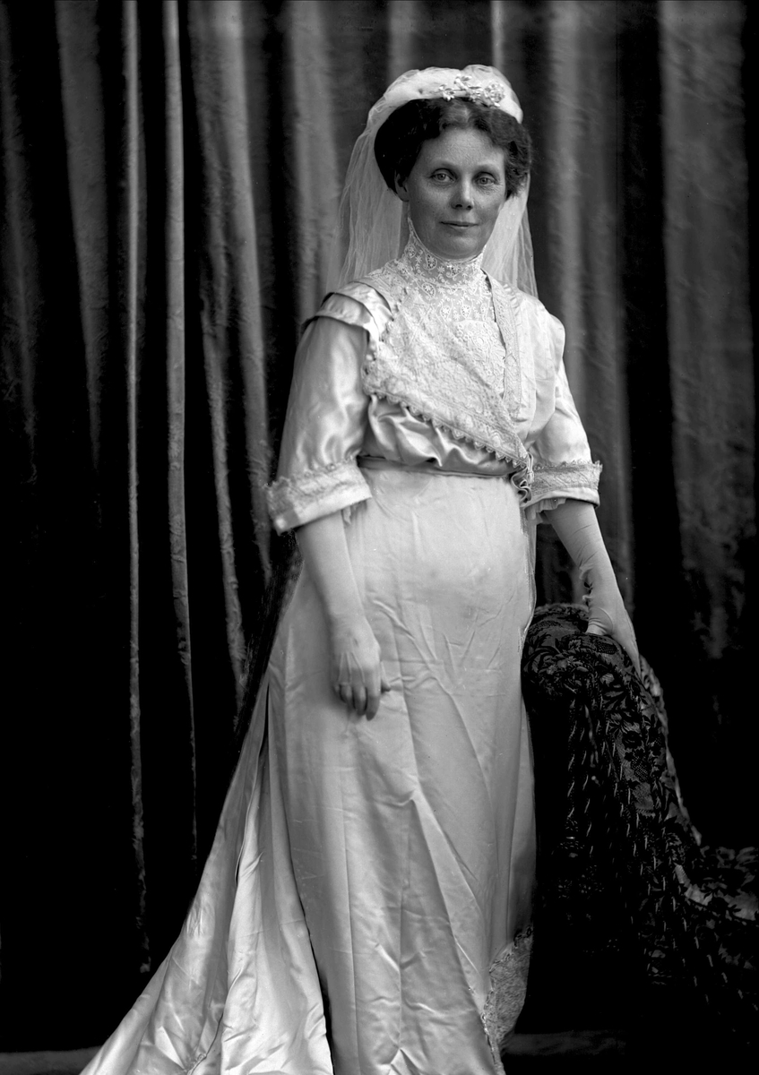 Portrett, kvinne i hvit brudekjole med slør. Fru Larsen, Bygdø allé.