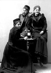 Gruppeportrett, tre piker med sigarer og brennevin i glasset