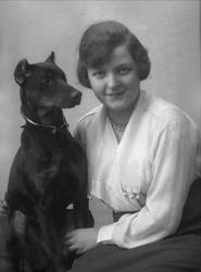 Portrett, kvinne med hund.