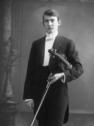 Portrett, mann med fiolin. Fiolinst i konsertantrekk.