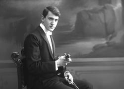 Portrett, mann med fiolin. Fiolinst i konsertantrekk.