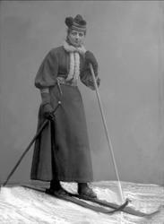 Portrett, kvinne på ski i studio. Mina Pedersen.