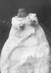 Portrett, spedbarn i dåpskjole (?)