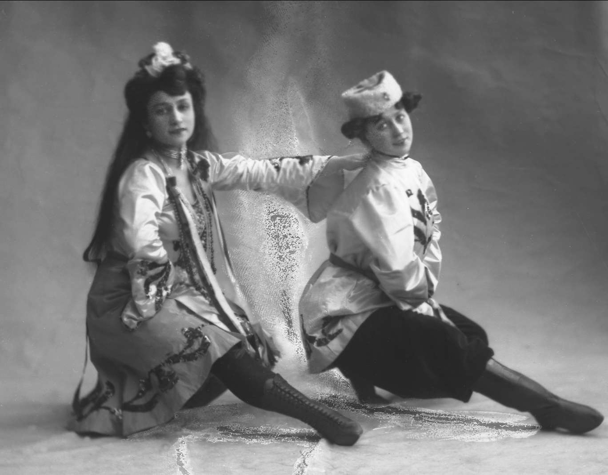 Gruppeportrett, to kvinnelige dansere. Anita og Maria.