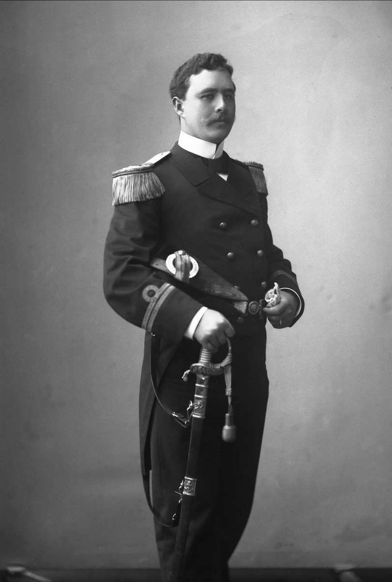 Portrett, mann i marineuniform. Løytnant C. Ludvigsen.