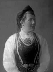 Portrett, kvinne i bunad. Signe Skomedal.