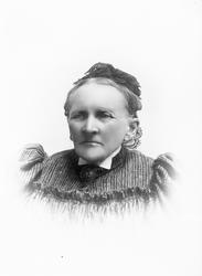 Portrett, eldre kvinne med mørke klær.