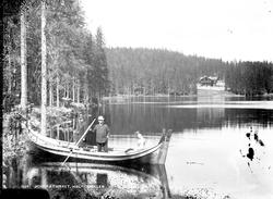 Besserudtjernet, Holmenkollen, Oslo. Personer i robåt i forg