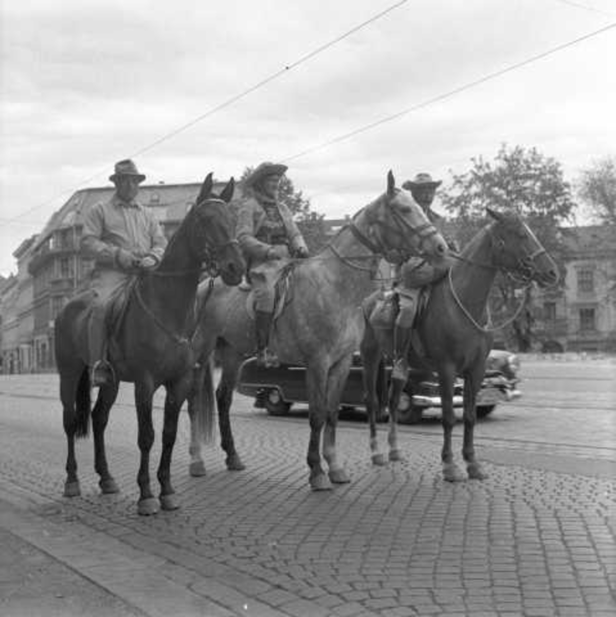 Tre hester med ryttere, Oslo 1956.