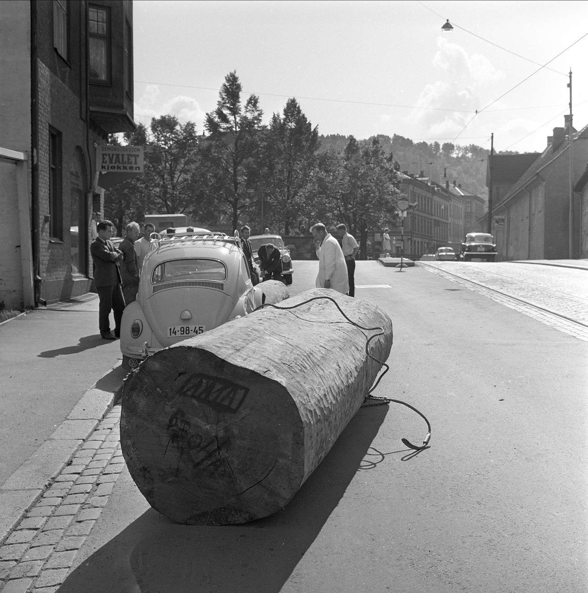 Tømmerstokker i gate, veltet av tømmerbil, Oslo, august 1963.