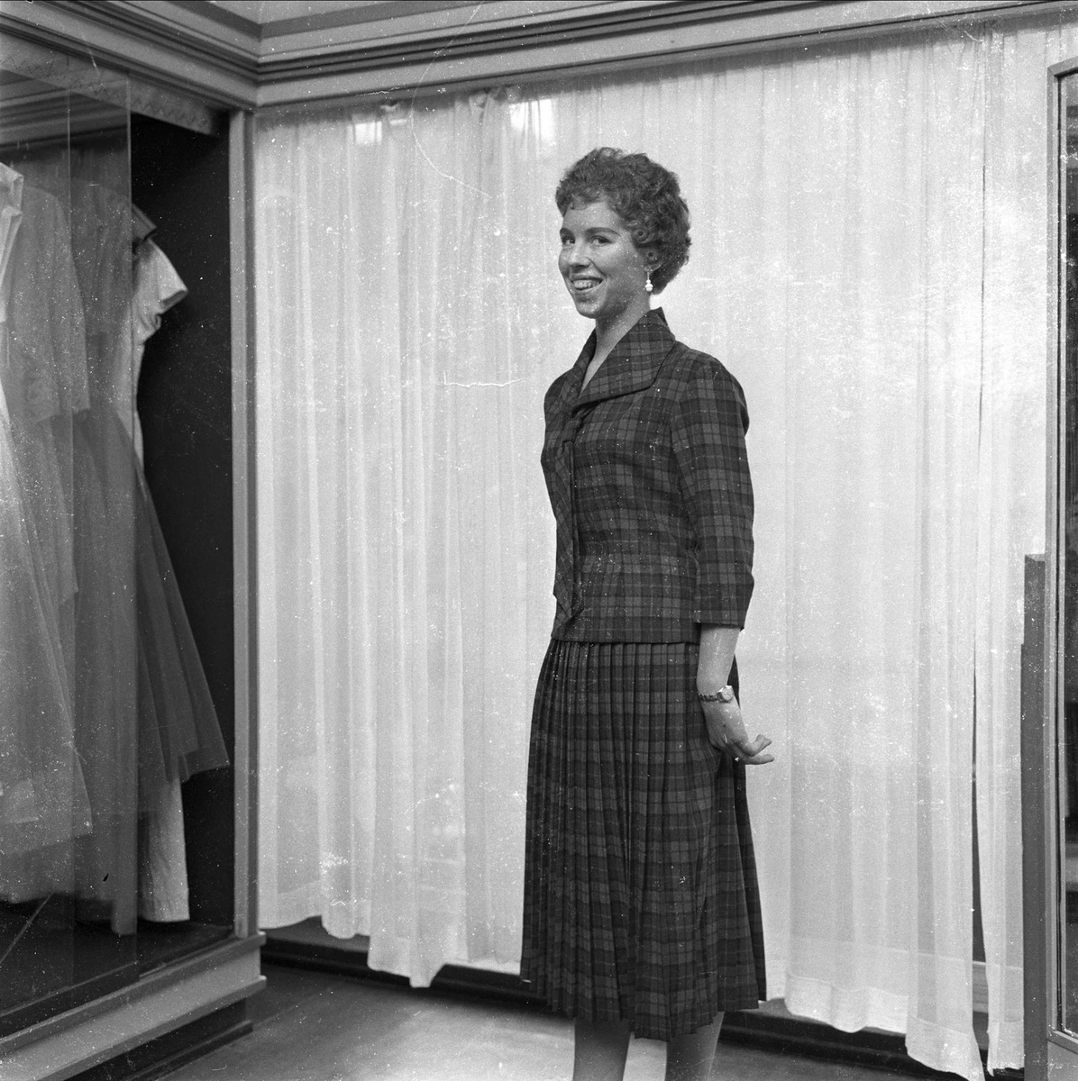 Høstsalg av klær, prøving, Oslo, 11.08.1958