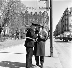 Politibetjent snakker med mann, Eidsvolls plass, Oslo, mai 1