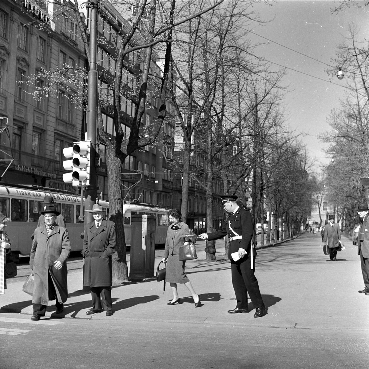Politibetjent snakker med mann, Eidsvolls plass, Oslo, mai 1964